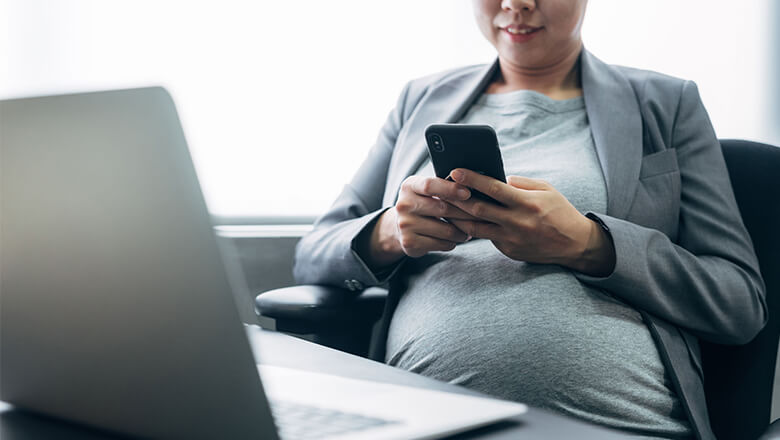 pregnant woman on smartphone